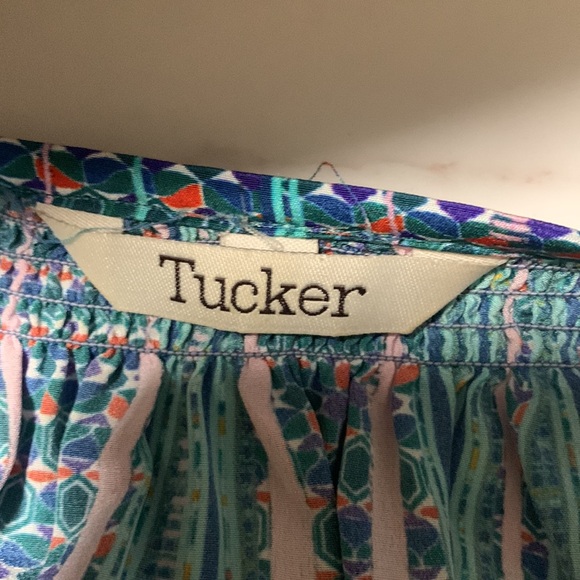 Tucker 100% silk blouse size small - Picture 5 of 5